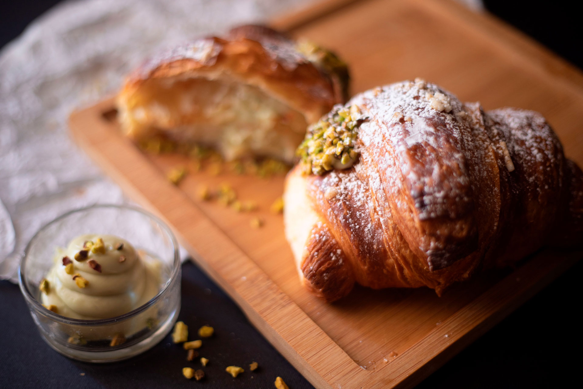 Cornetto al pistacchio con crema in coppetta