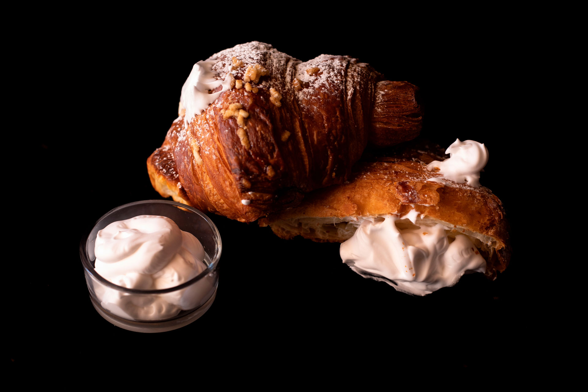 Cornetti artigianali con crema su fondo scuro