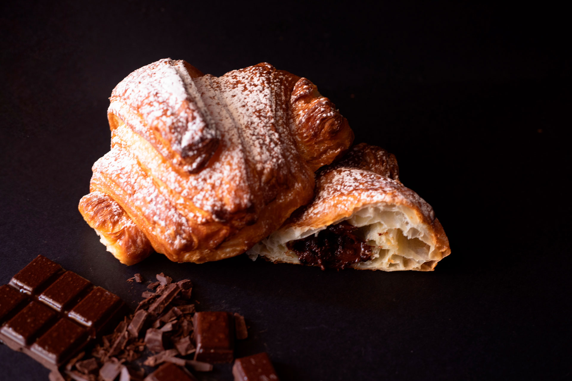 Cornetto al cioccolato con scaglie fondenti