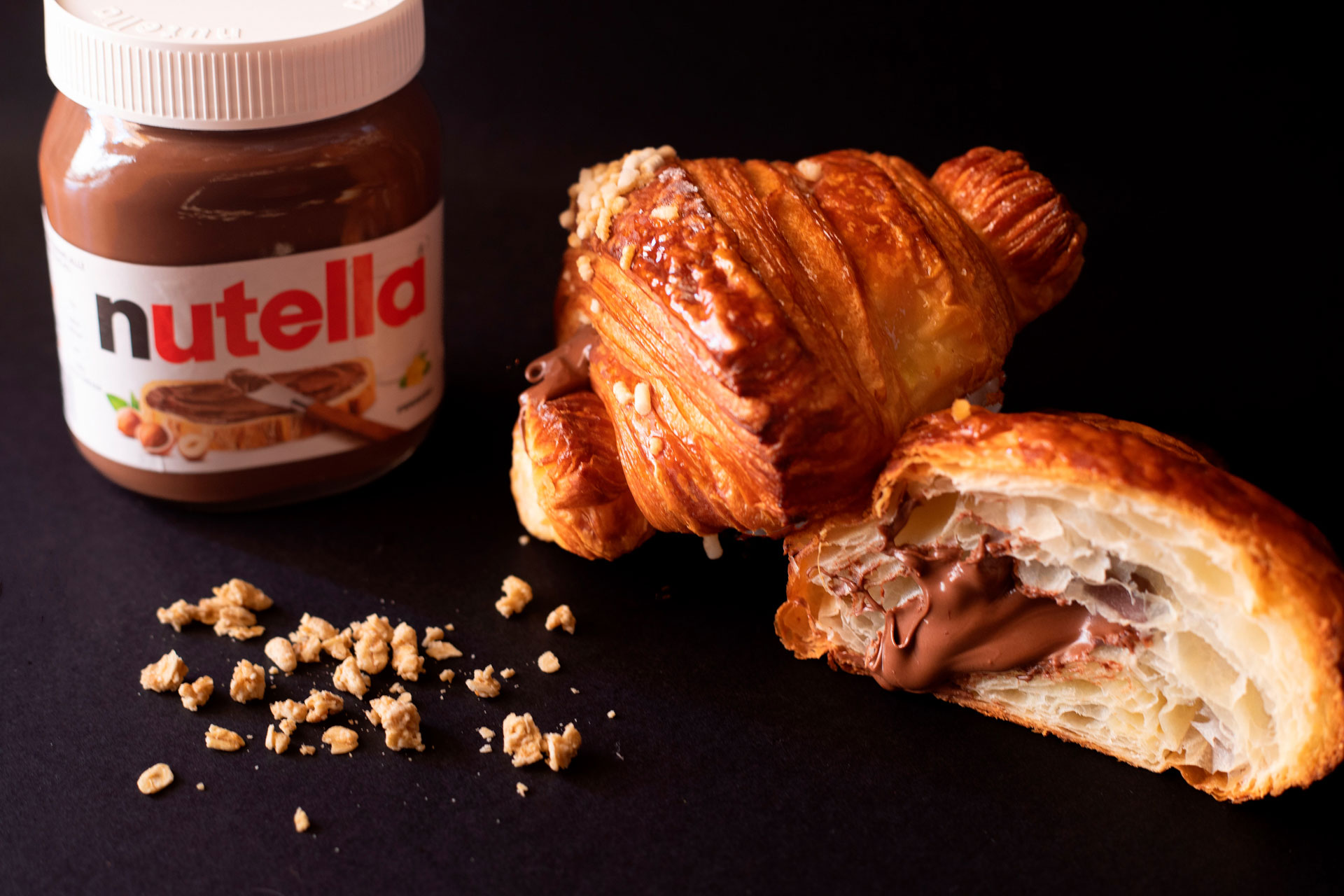 Cornetto con crema alla nocciola e granella