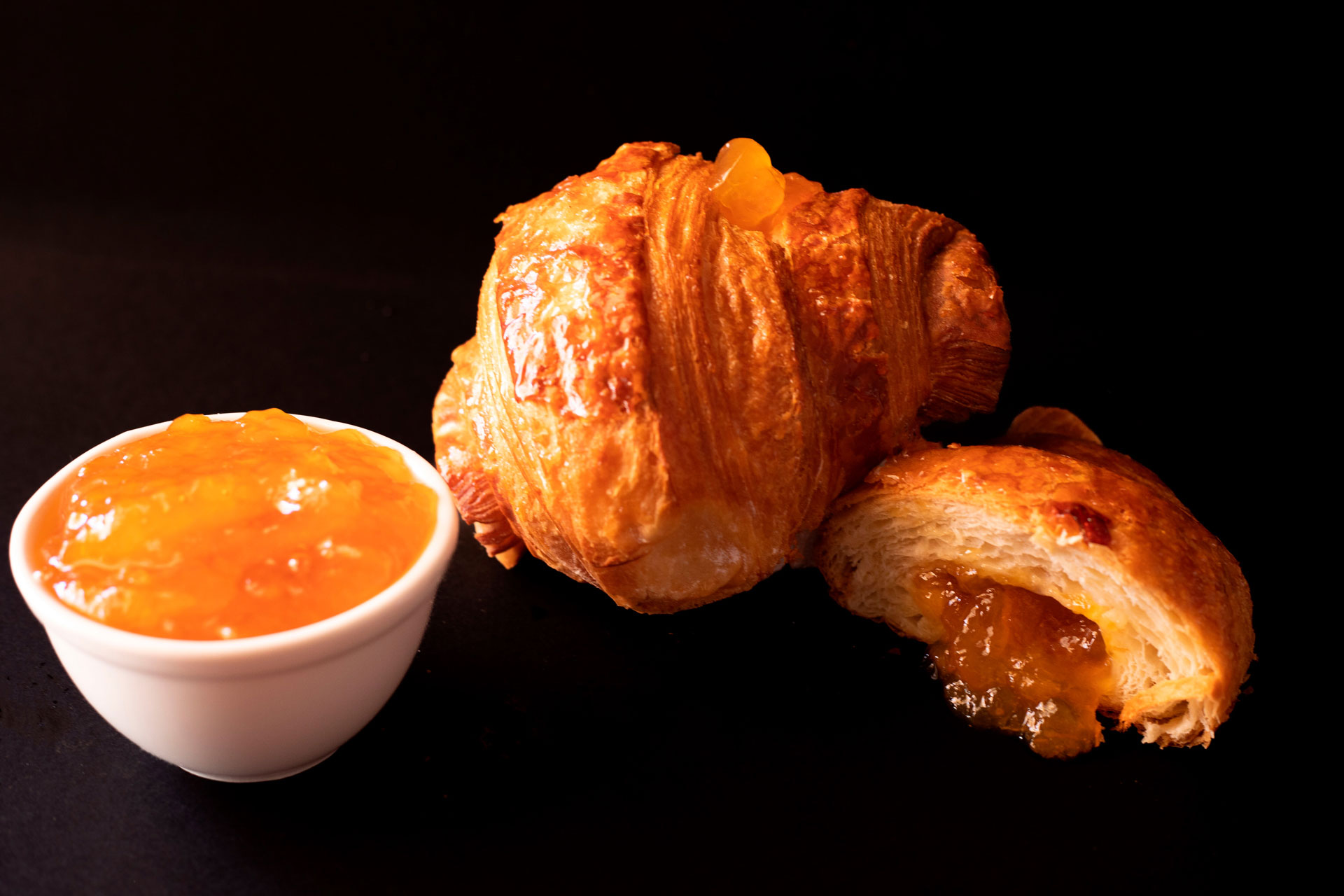 Cornetti con marmellata e coppetta di confettura