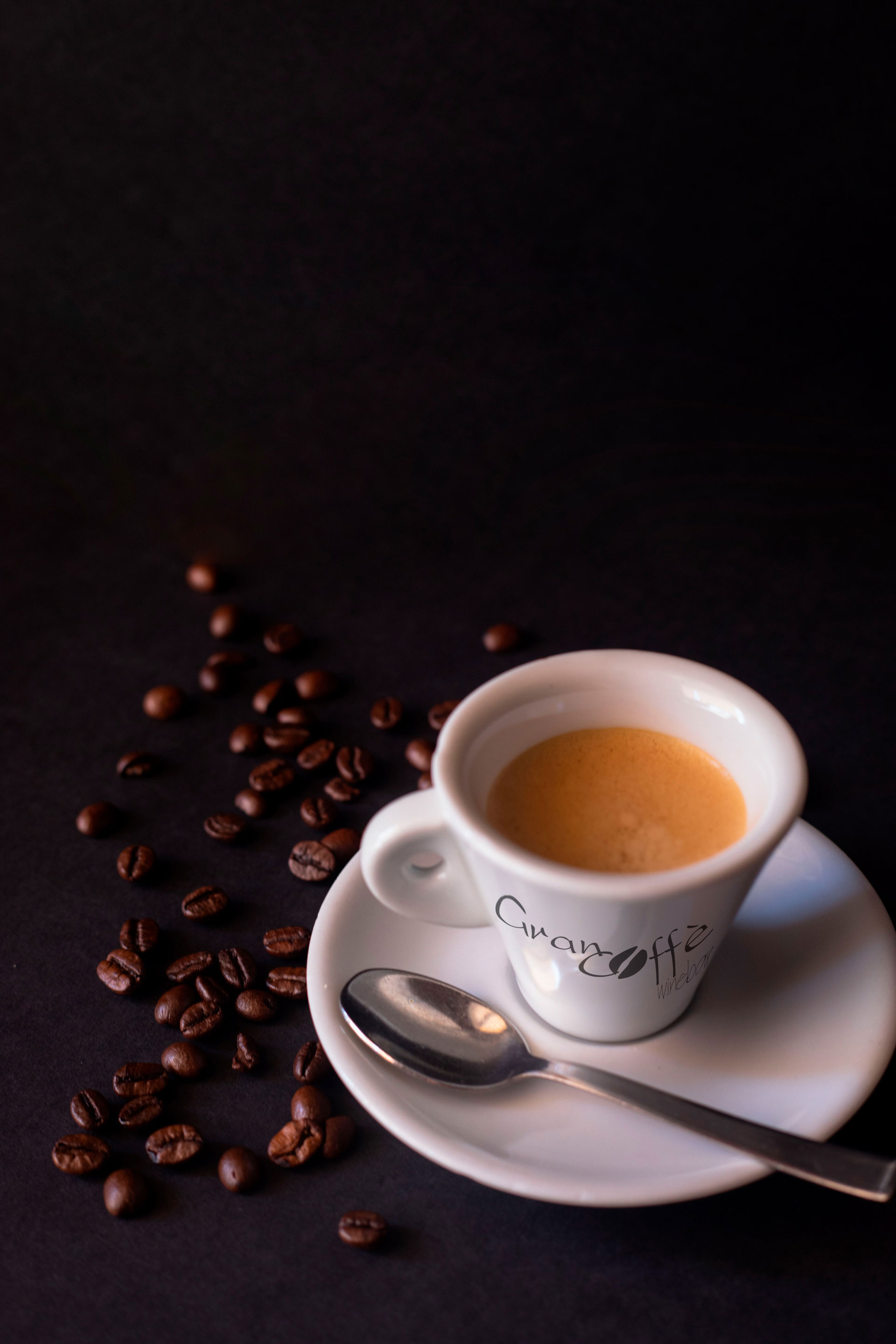 Tazzina bianca Gran Caffe' con caffe e chicchi
