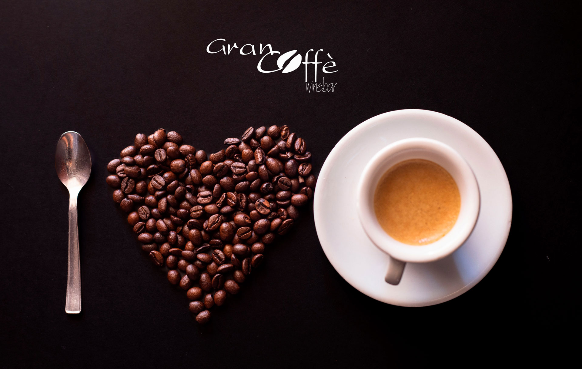 Tazzina di espresso con chicchi disposti a cuore