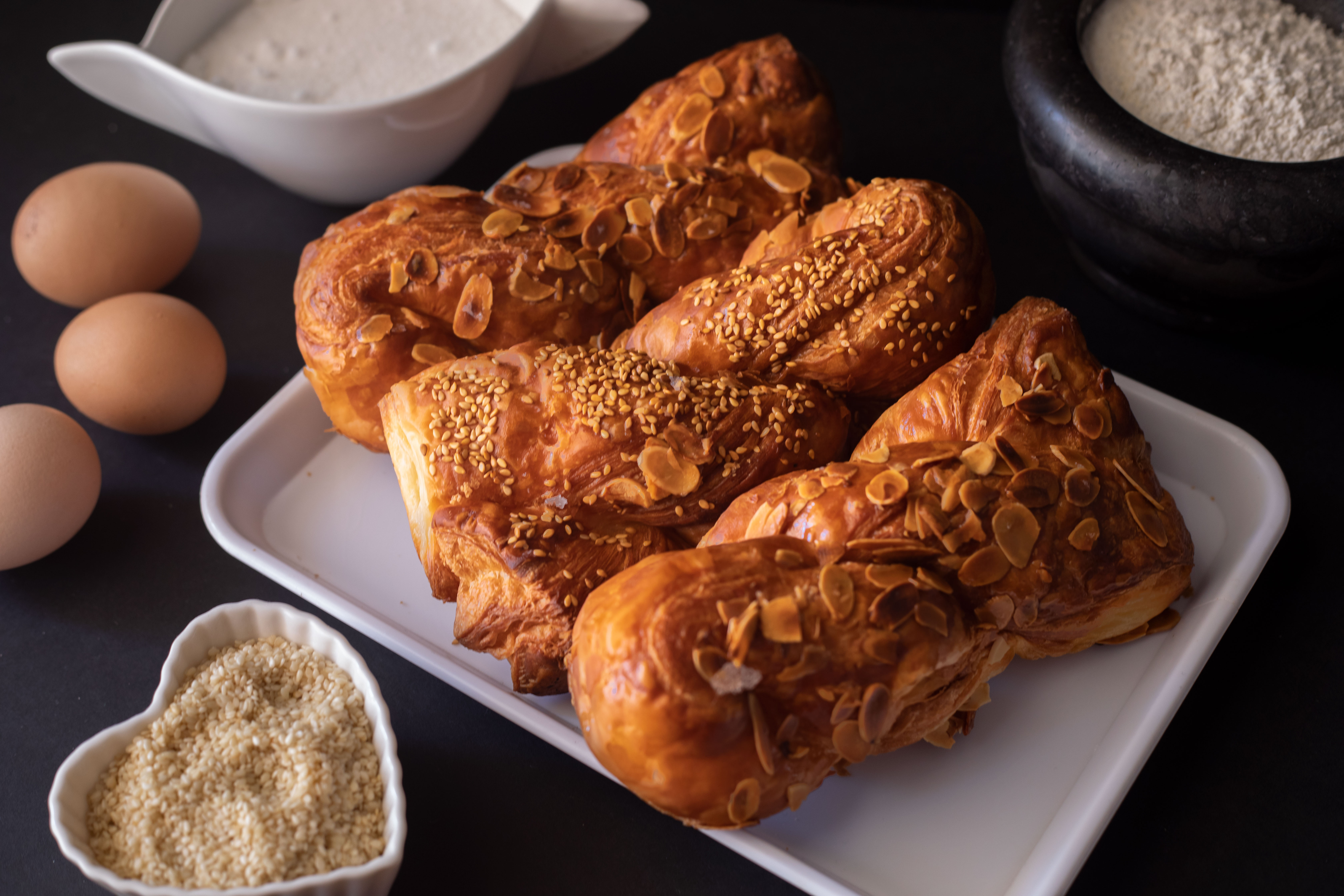 Vassoio di trecce e croissant appena sfornati