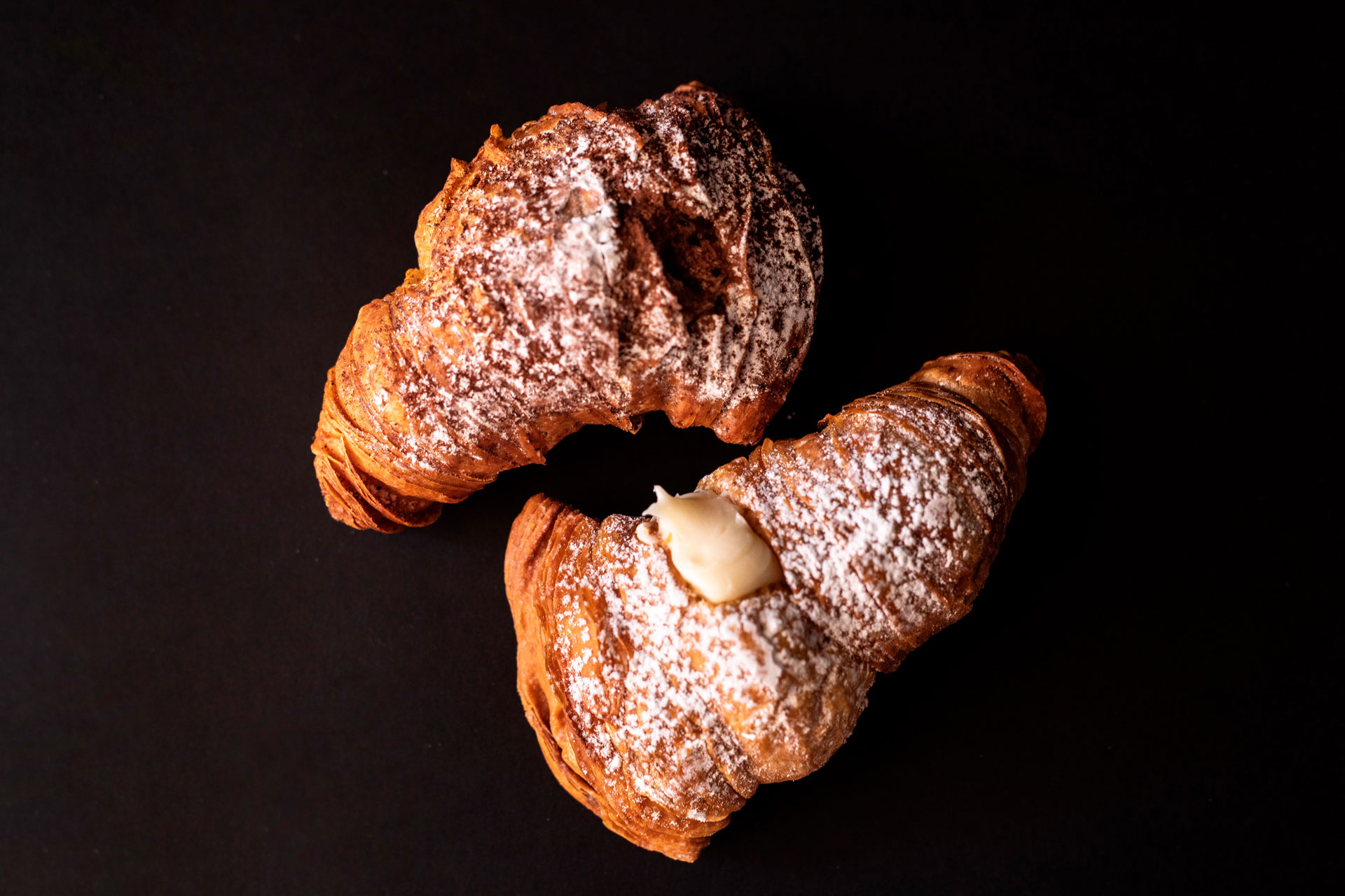 Cornetti alla crema spolverati di zucchero