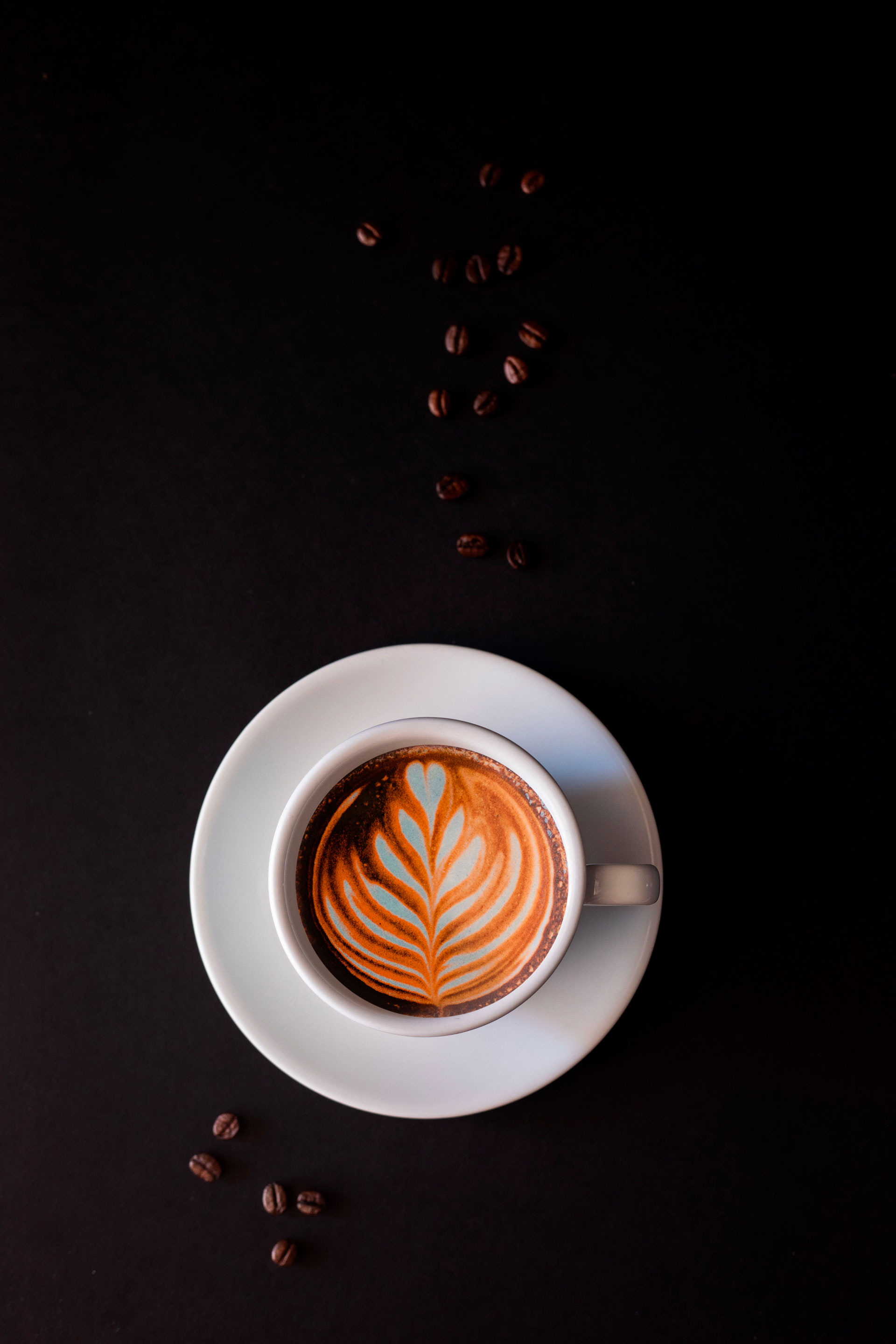 Caffe con grano e chicchi su fondo scuro