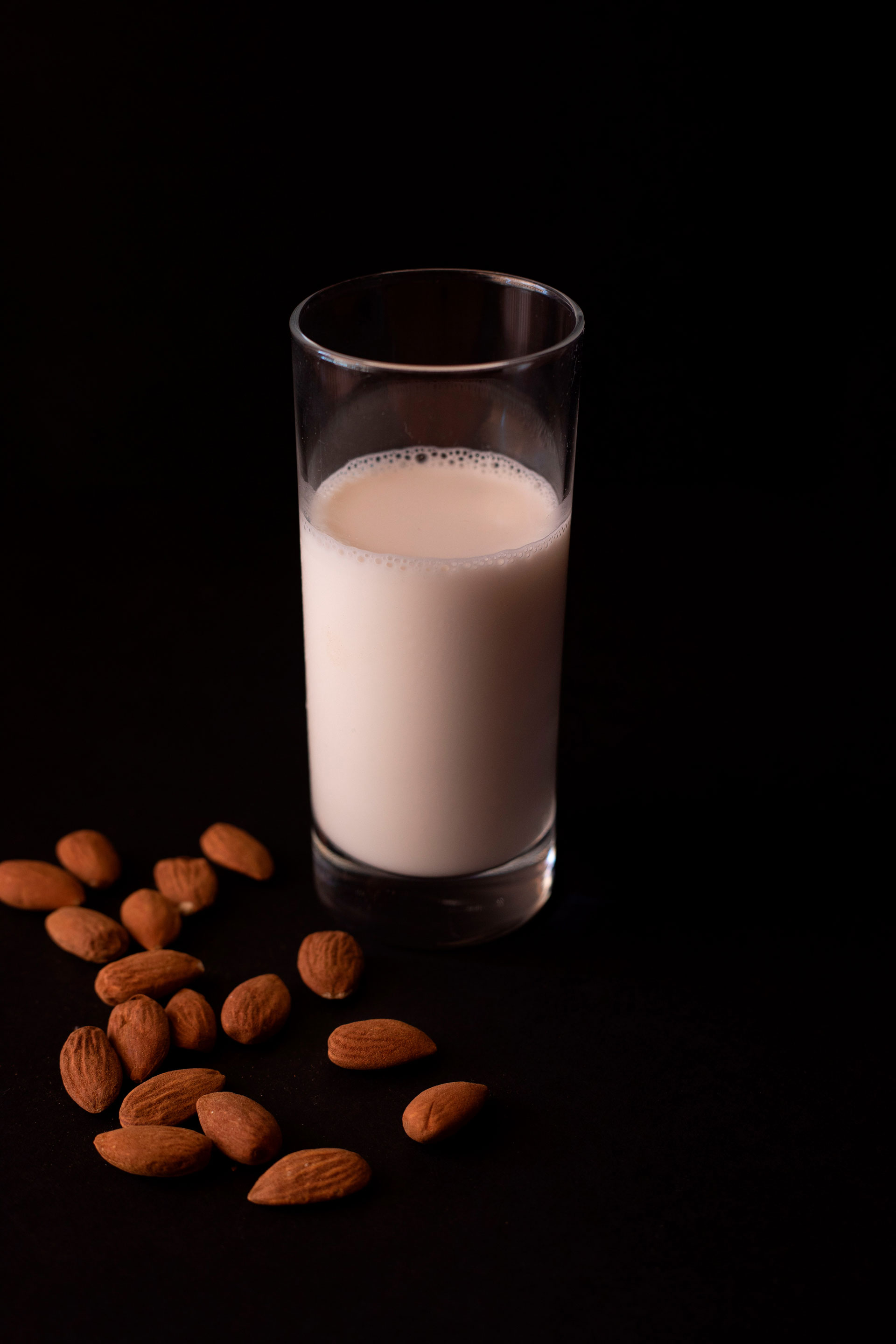 Latte di mandorla con mandorle