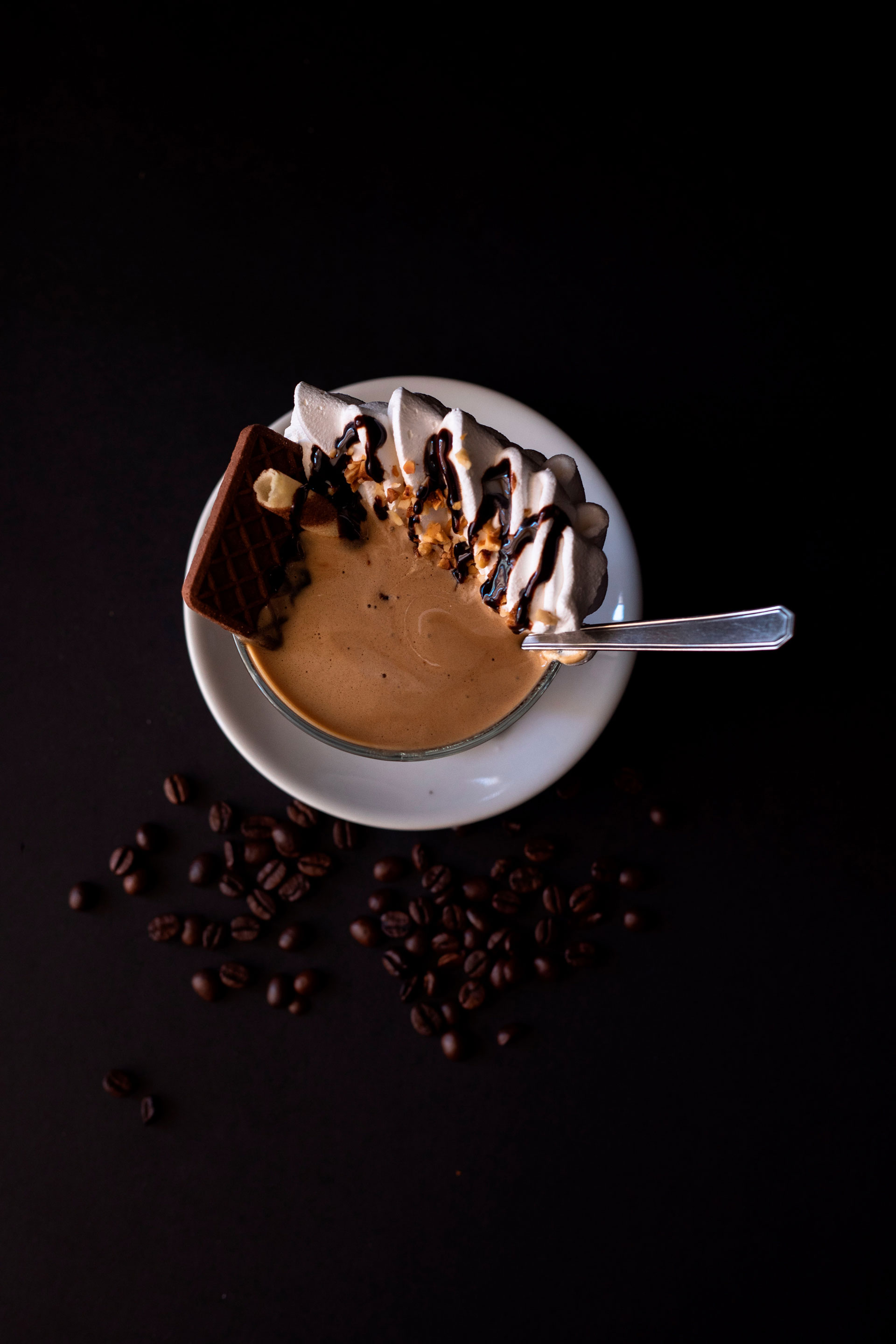 Crema caffe vista dall'alto con panna e cialda