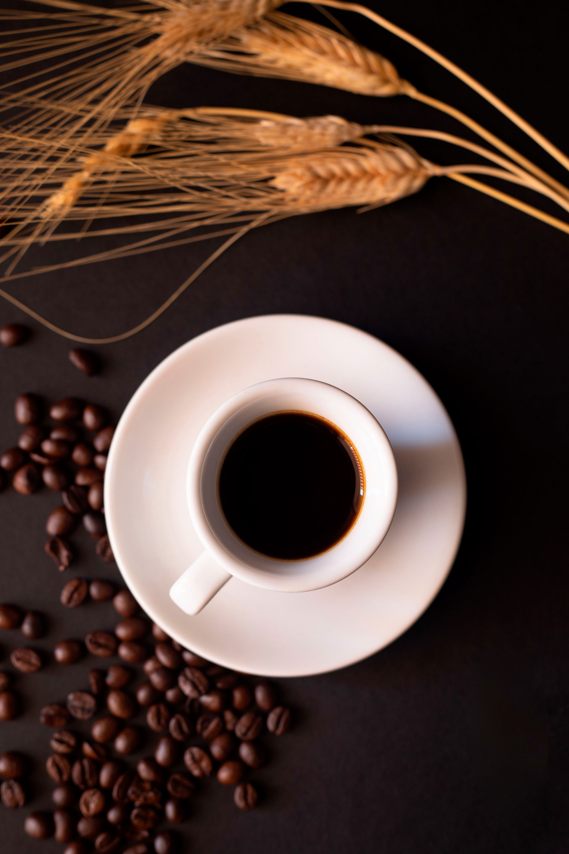 Espresso con ciotola di caffe macinato e grano