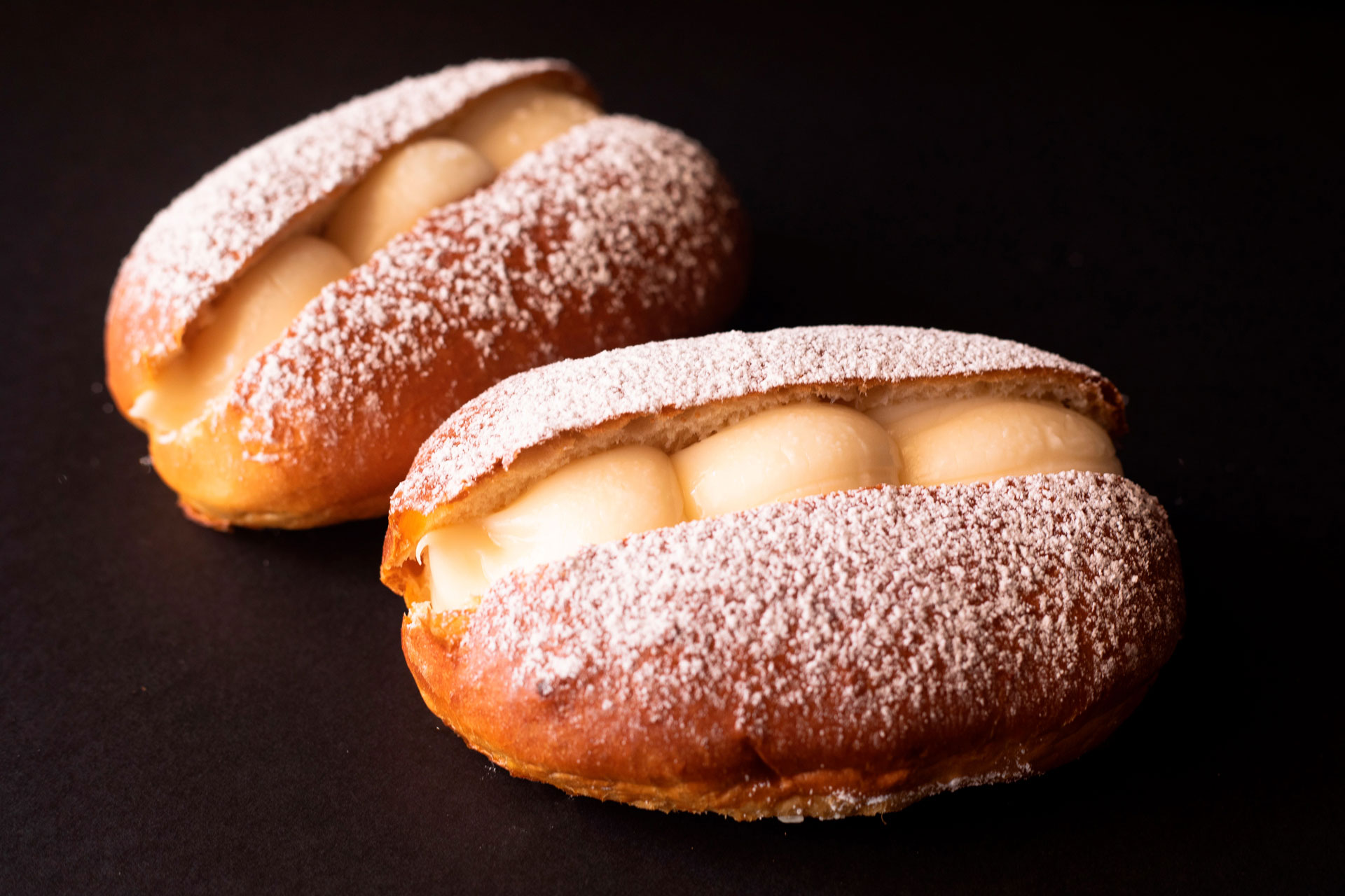 Latte di mandorla versato in un bicchiere