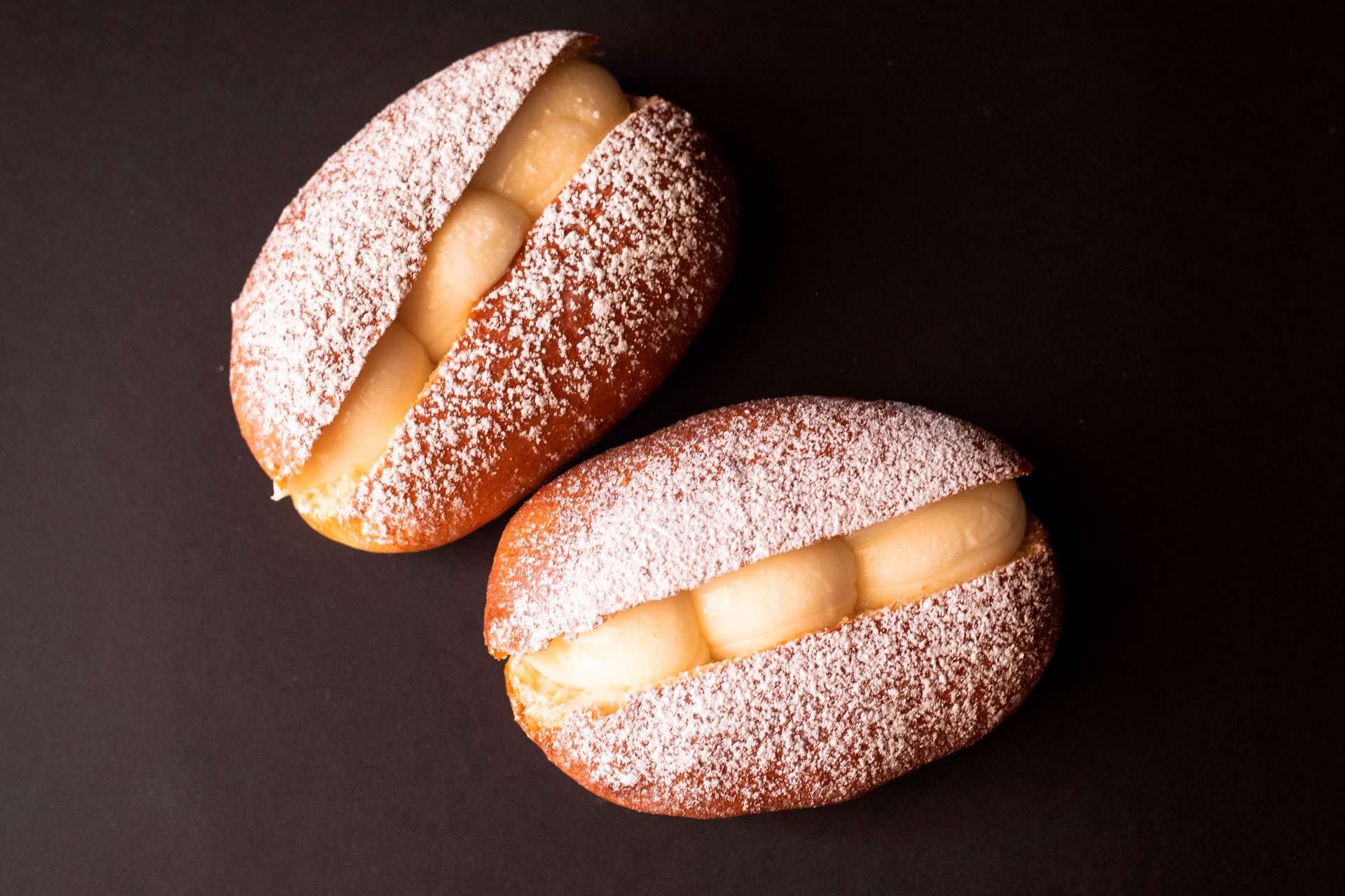 Maritozzi con crema spolverati di zucchero
