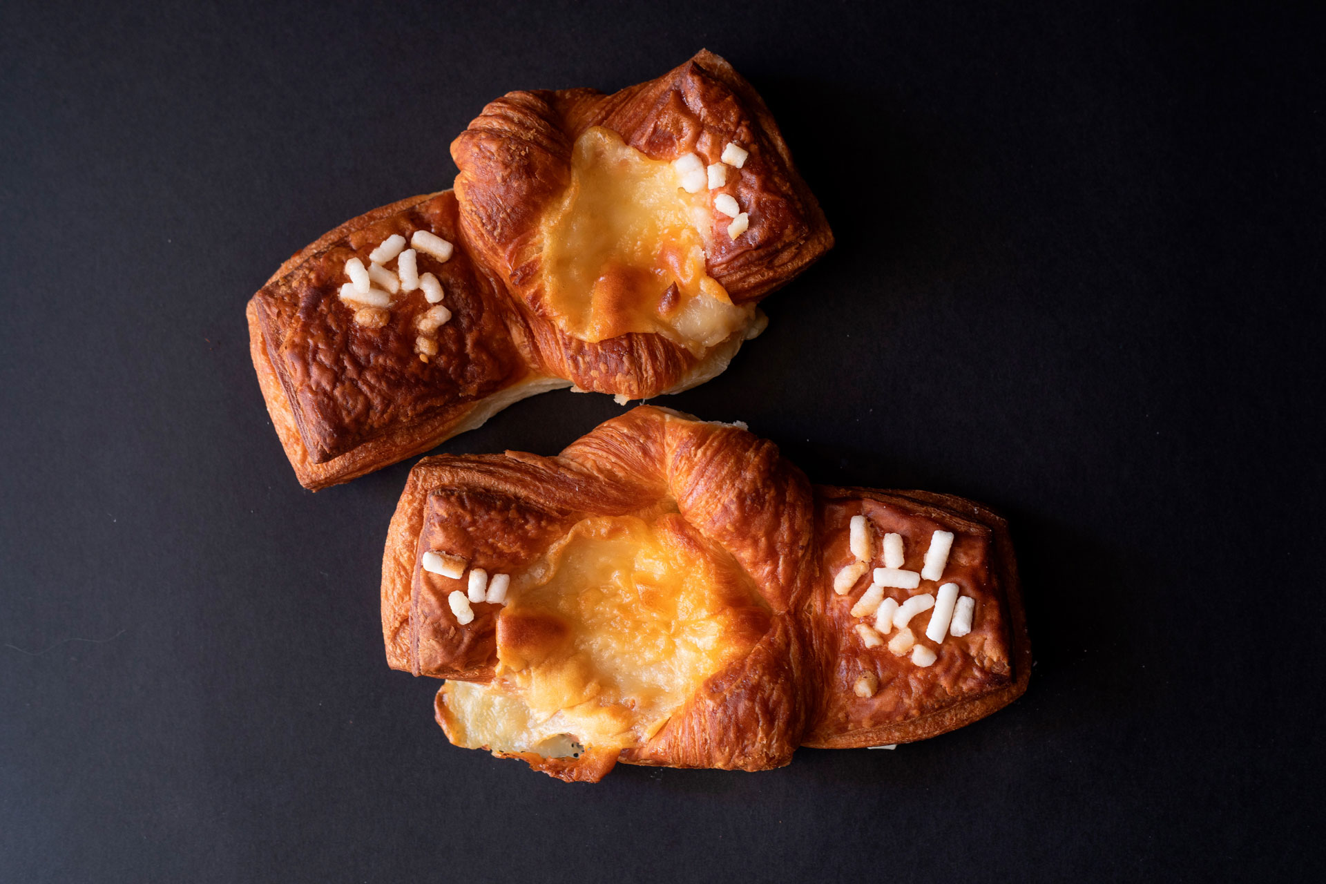 Pezzi di sfoglia dolce con crema